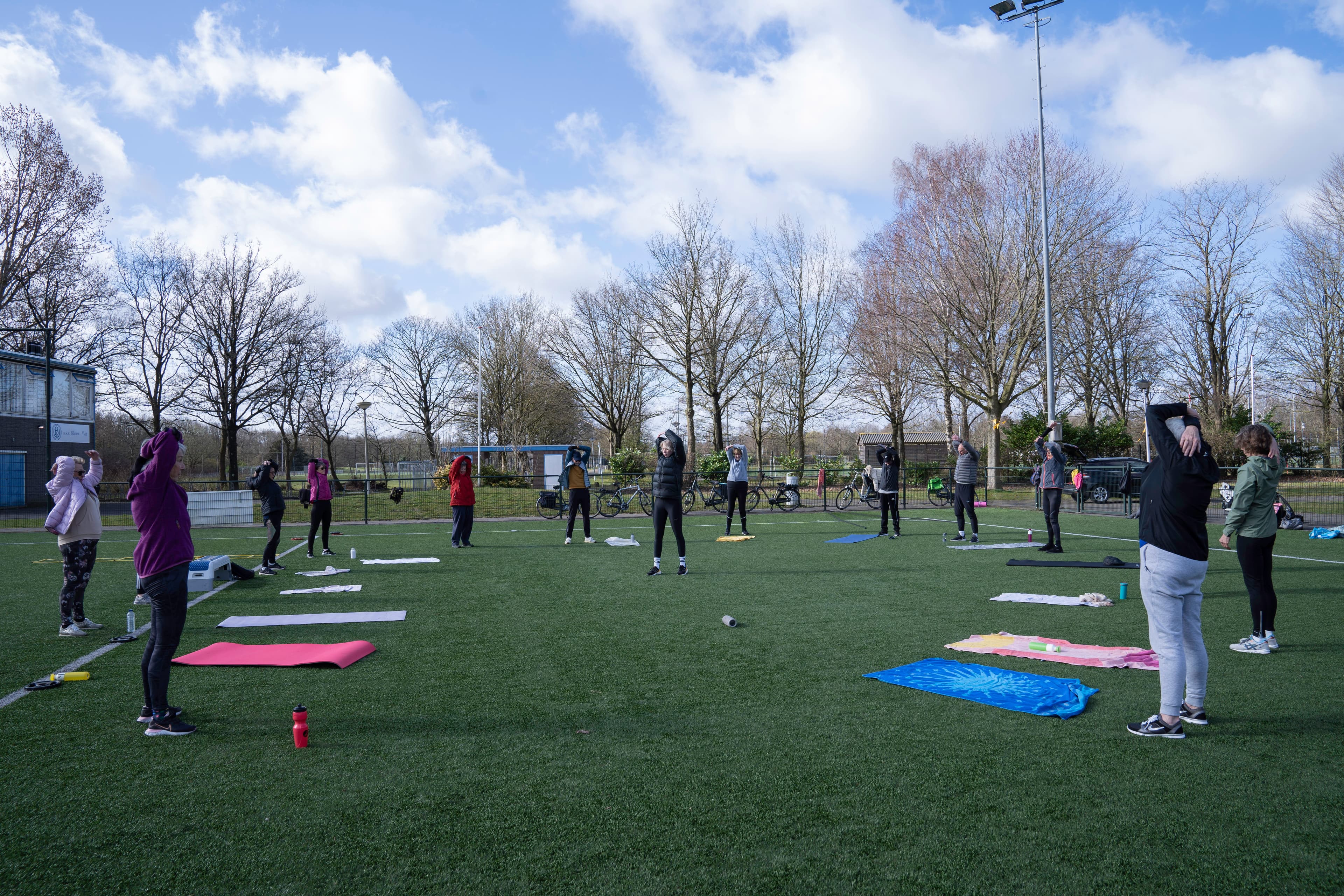 Senioren sporten buiten op het gras